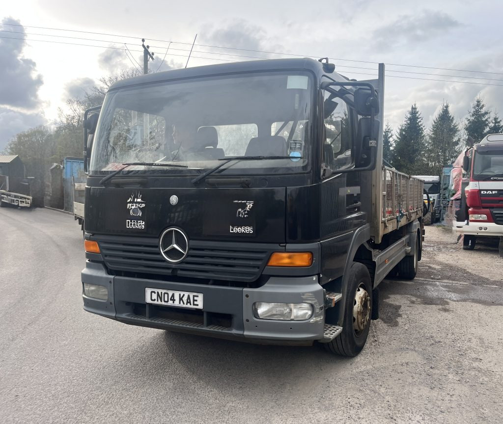 Mercedes Atego 1623 4x2 Rigid - Camion plateau, Camion grue: photos 1 Mercedes Atego 1623 4x2 Rigid - Camion plateau, Camion grue: photos 1