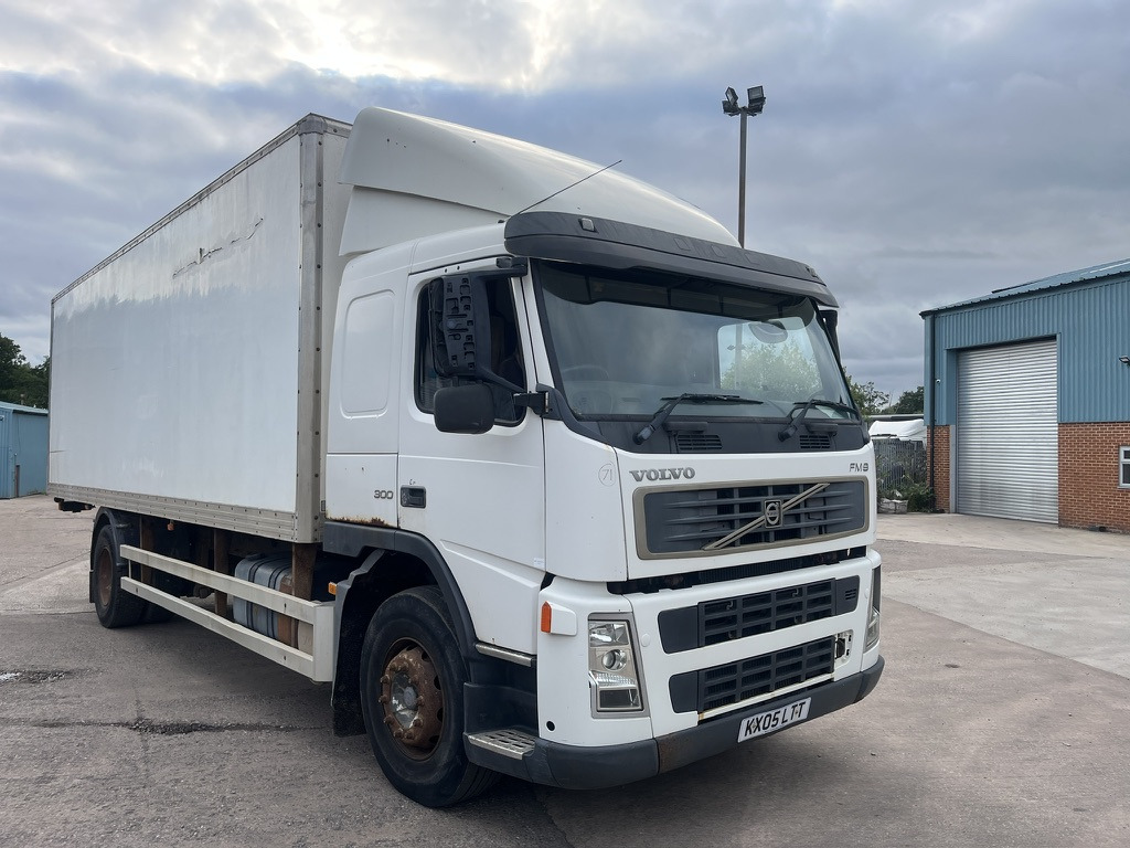 Volvo FM9 300 4x2 Box Van - Fourgon: photos 2 Volvo FM9 300 4x2 Box Van - Fourgon: photos 2