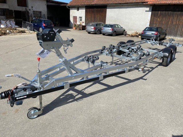 Brenderup Brenderup Premium Bootsanhänger 303500TB SRX mit Superrollen, 3,5 to. 8,7m/ 30 Fuß - Remorque bateau: photos 4 Brenderup Brenderup Premium Bootsanhänger 303500TB SRX mit Superrollen, 3,5 to. 8,7m/ 30 Fuß - Remorque bateau: photos 4