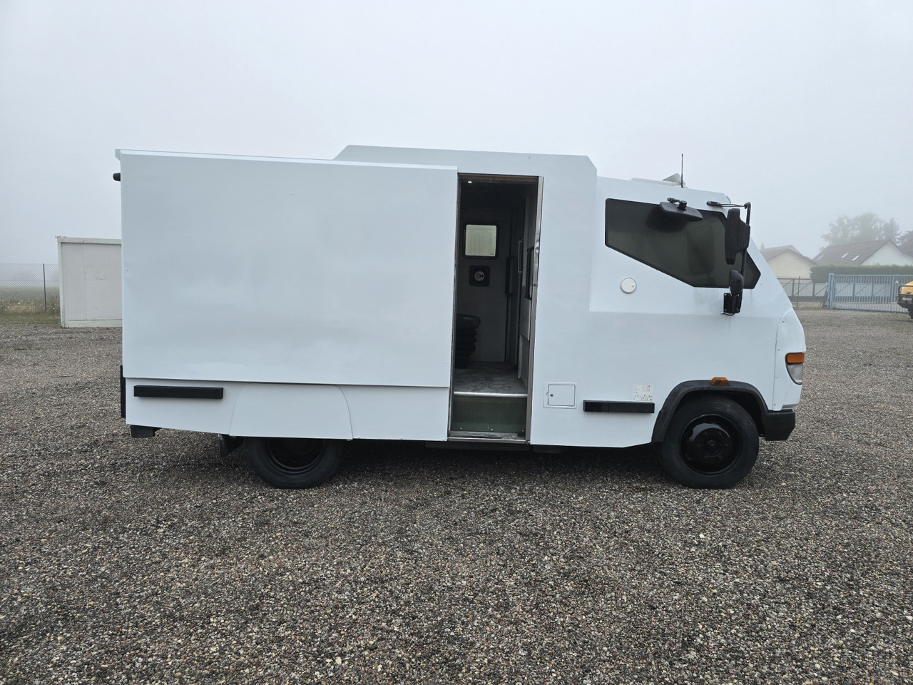 Mercedes Vario 816 - Fourgon blindé: photos 3 Mercedes Vario 816 - Fourgon blindé: photos 3