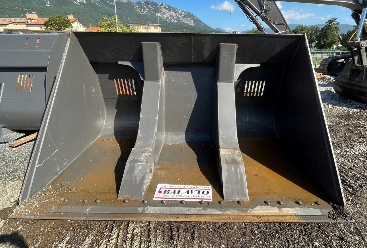 Loader bucket 3200 mm - Godet pour chargeur: photos 1 Loader bucket 3200 mm - Godet pour chargeur: photos 1