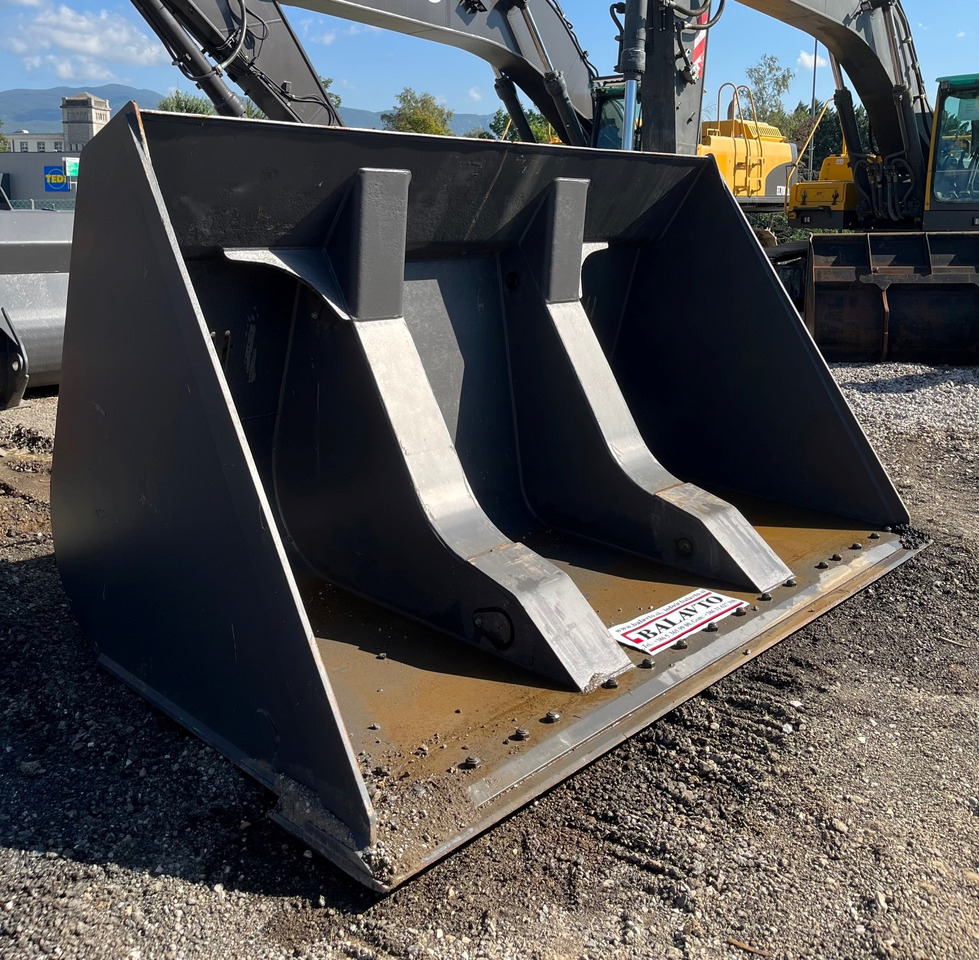 Loader bucket 3200 mm - Godet pour chargeur: photos 3 Loader bucket 3200 mm - Godet pour chargeur: photos 3