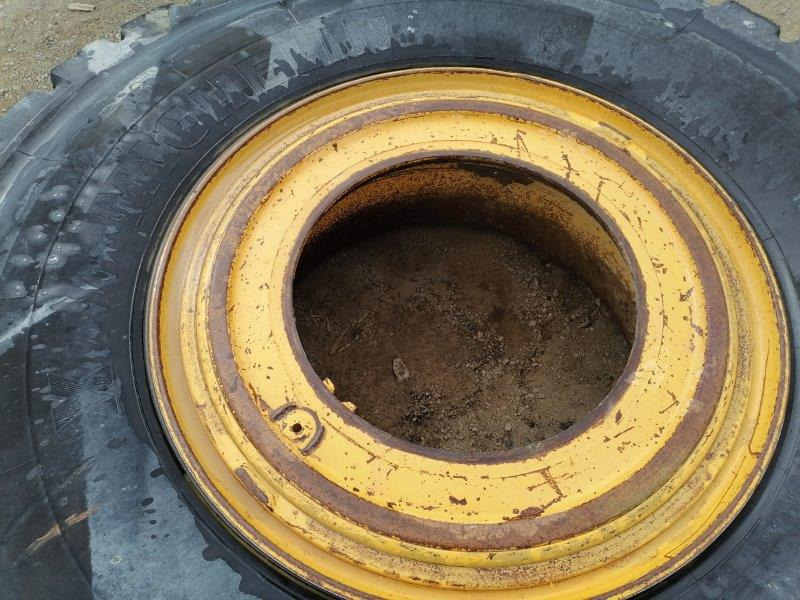 Tires with rims Euclid R36 haul - Pièces de rechange pour Tombereau rigide: photos 1 Tires with rims Euclid R36 haul - Pièces de rechange pour Tombereau rigide: photos 1