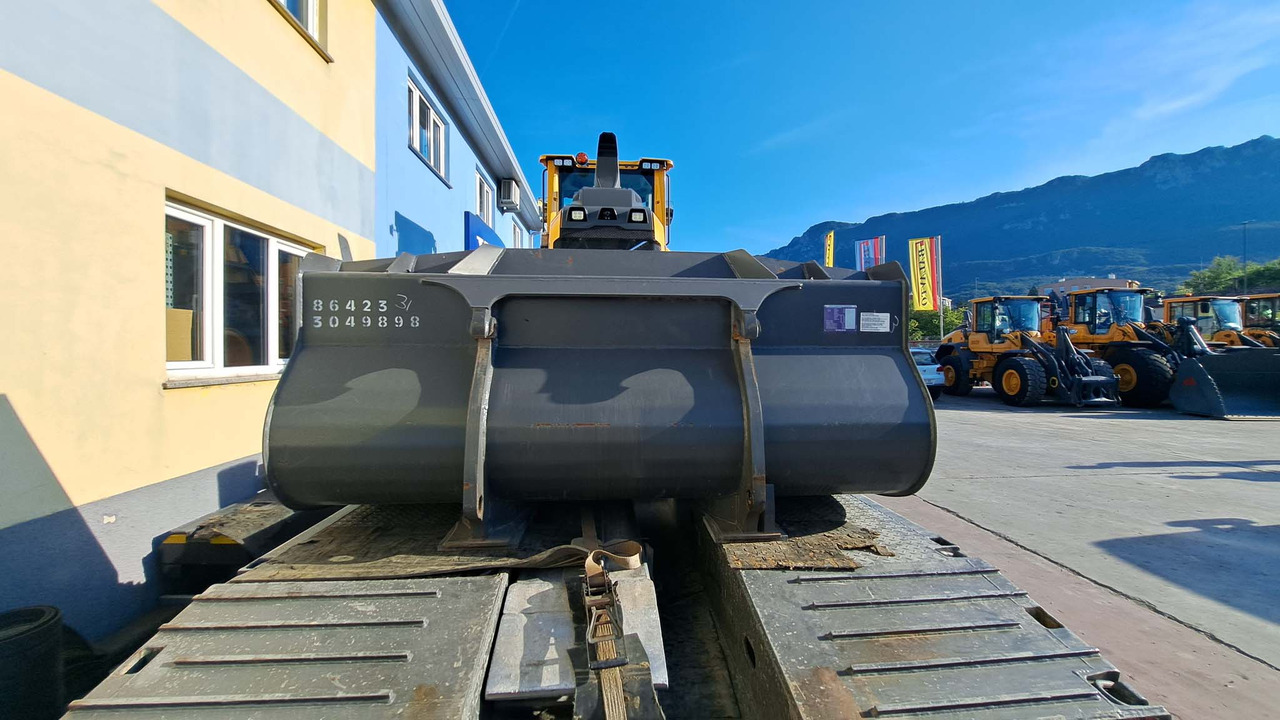 VOLVO 2500 mm for 12-15 ton wheel loaders - Godet pour chargeur: photos 3 VOLVO 2500 mm for 12-15 ton wheel loaders - Godet pour chargeur: photos 3