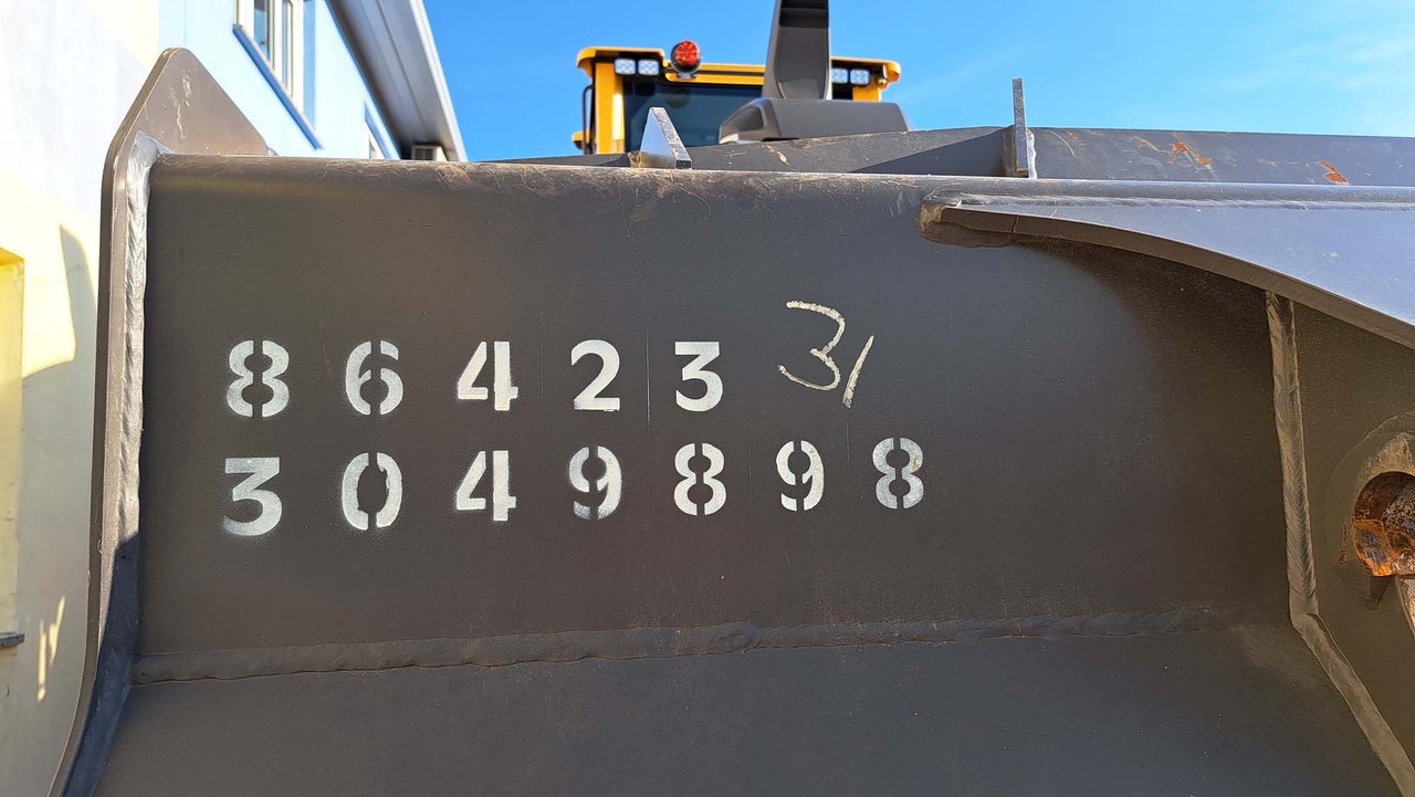 VOLVO 2500 mm for 12-15 ton wheel loaders - Godet pour chargeur: photos 5 VOLVO 2500 mm for 12-15 ton wheel loaders - Godet pour chargeur: photos 5