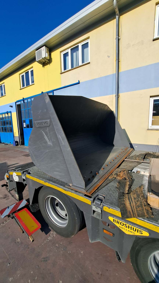 VOLVO 2500 mm for 12-15 ton wheel loaders - Godet pour chargeur: photos 2 VOLVO 2500 mm for 12-15 ton wheel loaders - Godet pour chargeur: photos 2