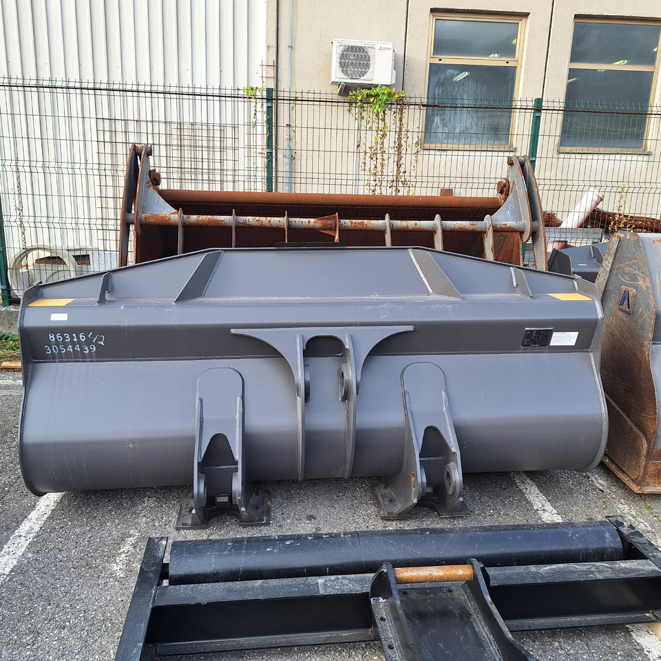 VOLVO 2880 mm for 18-22 ton wheel loaders - Godet pour chargeur pour Engins de chantier: photos 5 VOLVO 2880 mm for 18-22 ton wheel loaders - Godet pour chargeur pour Engins de chantier: photos 5