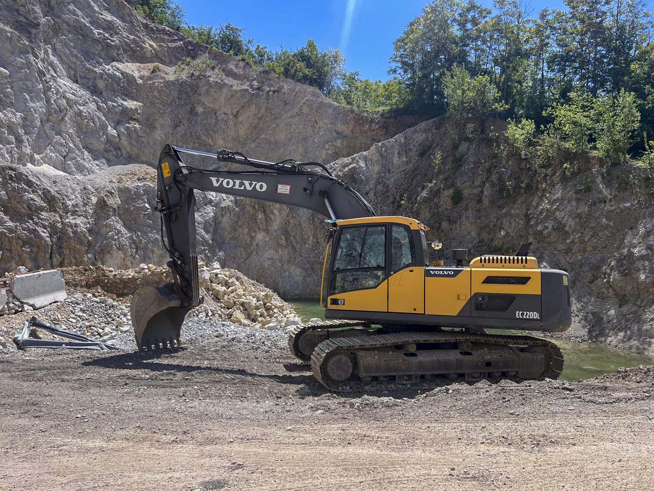 Volvo EC220D - Pelle sur chenille: photos 1 Volvo EC220D - Pelle sur chenille: photos 1