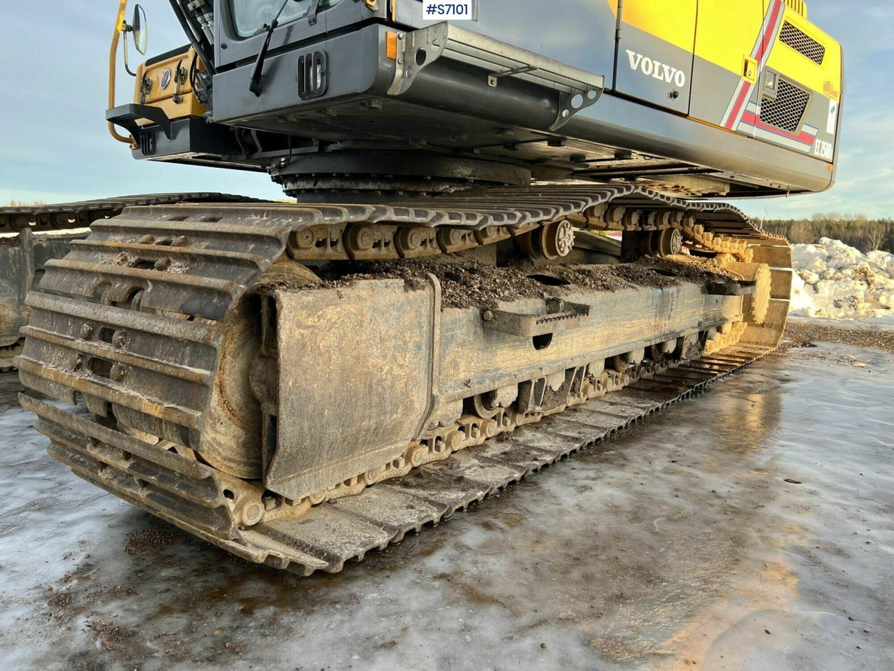 Excavator Volvo EC250DL - Pelle sur chenille: photos 5 Excavator Volvo EC250DL - Pelle sur chenille: photos 5