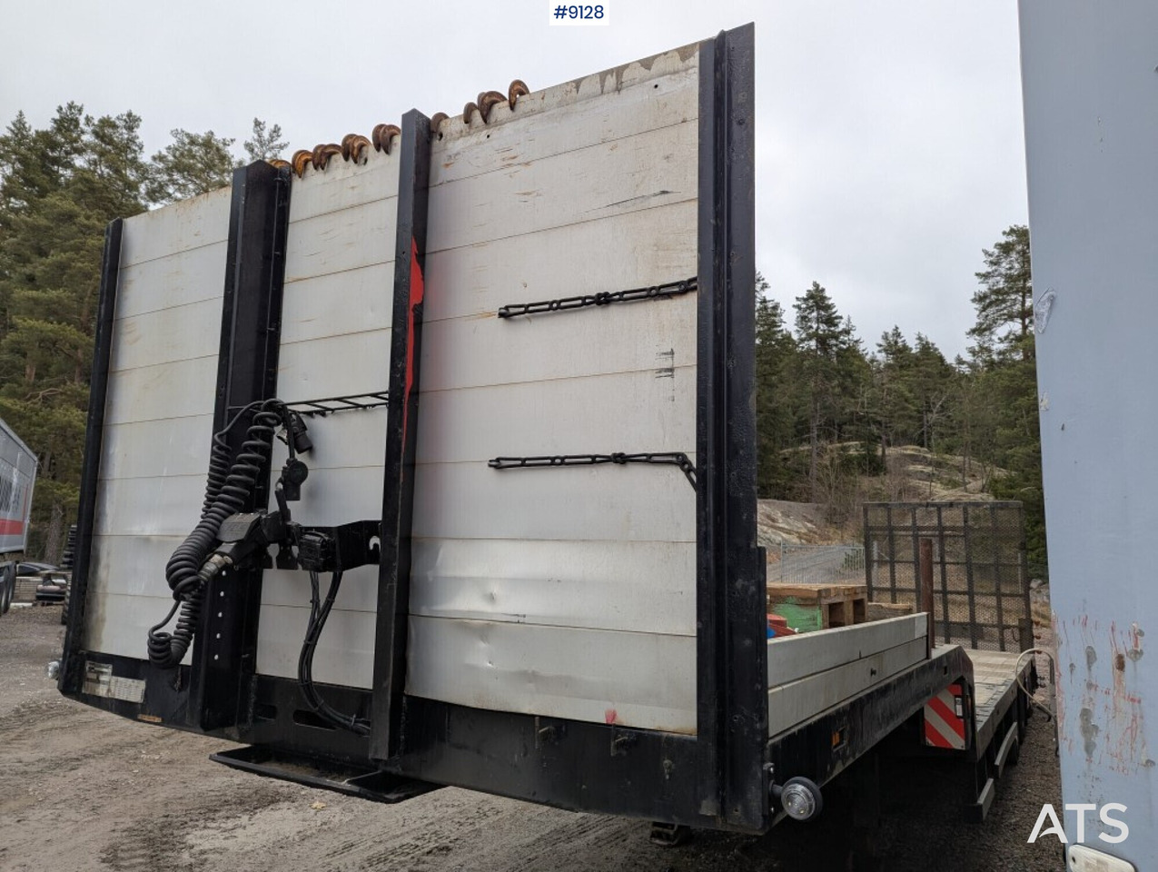 Machine trailer / Trombon trailer with hydraulic ramp - Semi-remorque surbaissé: photos 2 Machine trailer / Trombon trailer with hydraulic ramp - Semi-remorque surbaissé: photos 2