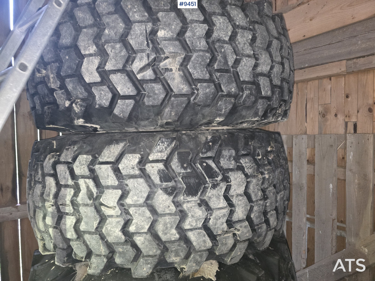 NOKIAN TIRE AND RIM FOR HUDDIG - Matériel de chantier: photos 3 NOKIAN TIRE AND RIM FOR HUDDIG - Matériel de chantier: photos 3