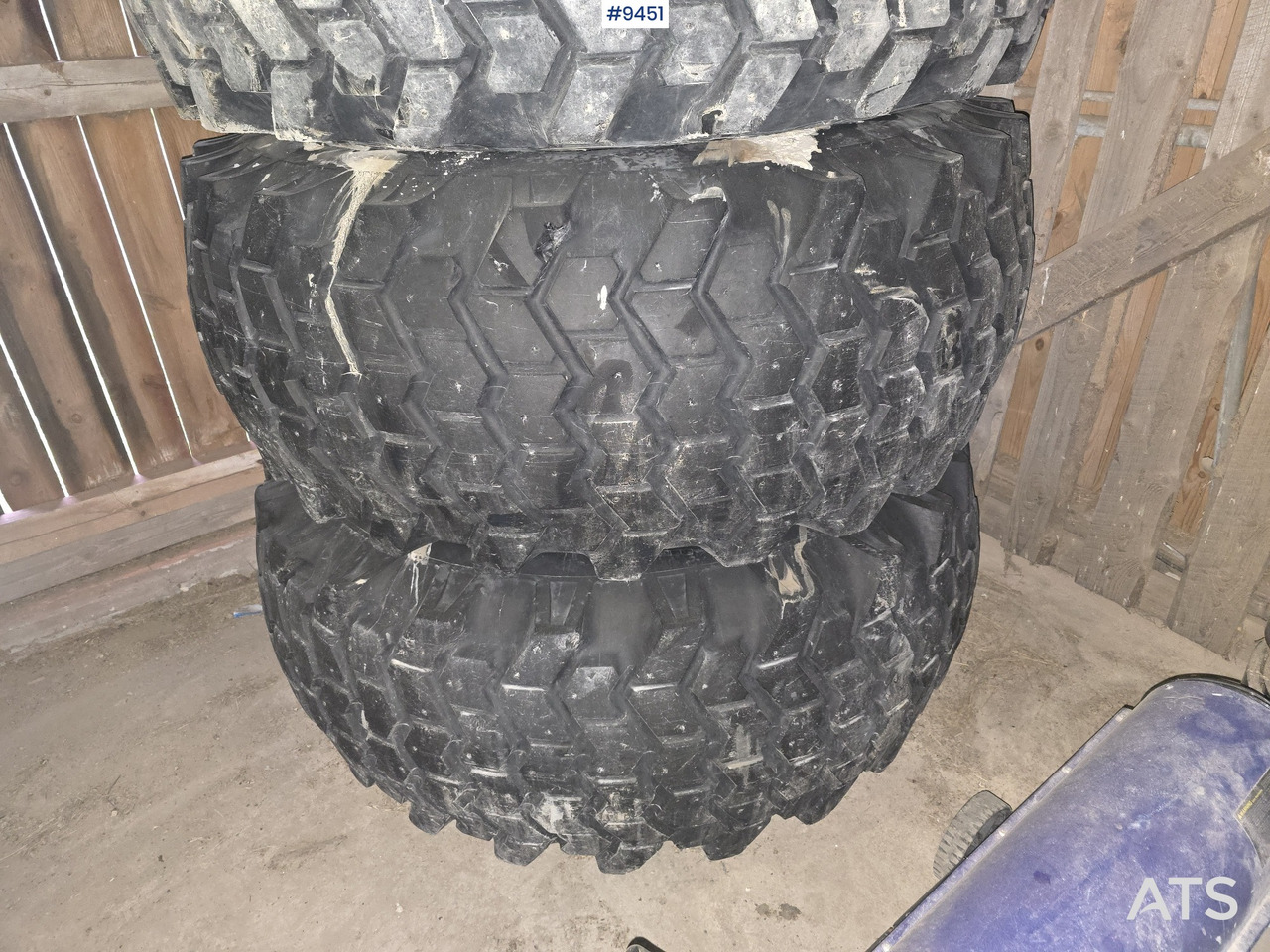 NOKIAN TIRE AND RIM FOR HUDDIG - Matériel de chantier: photos 2 NOKIAN TIRE AND RIM FOR HUDDIG - Matériel de chantier: photos 2
