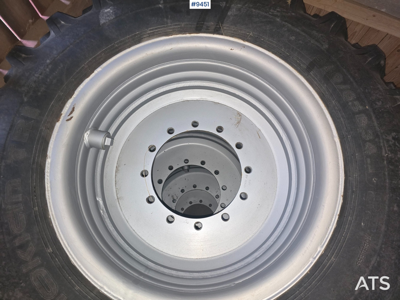 NOKIAN TIRE AND RIM FOR HUDDIG - Matériel de chantier: photos 4 NOKIAN TIRE AND RIM FOR HUDDIG - Matériel de chantier: photos 4
