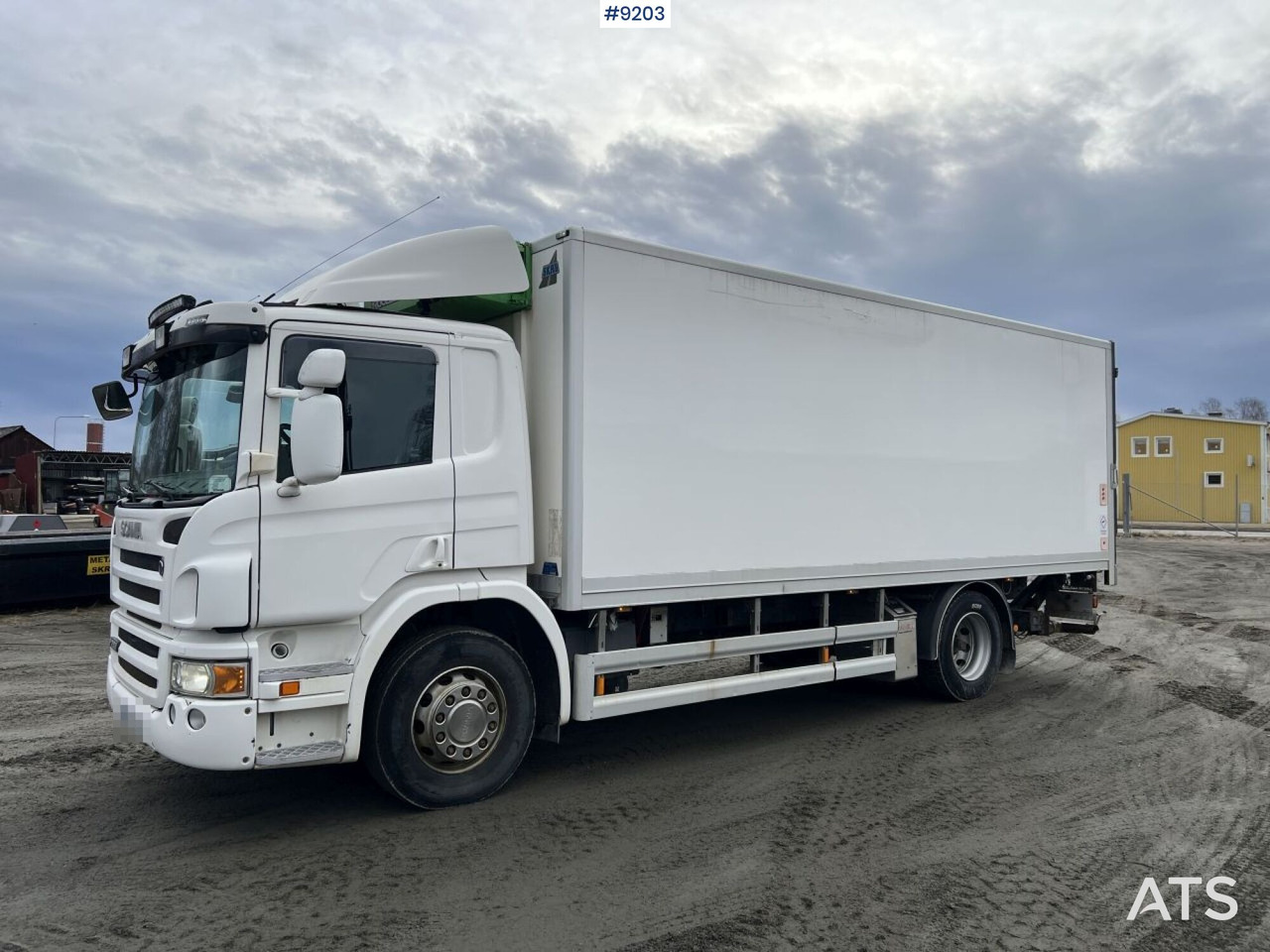 Scania P280 Box Truck with tailgate lift (VIDEO) - Camion fourgon: photos 1 Scania P280 Box Truck with tailgate lift (VIDEO) - Camion fourgon: photos 1