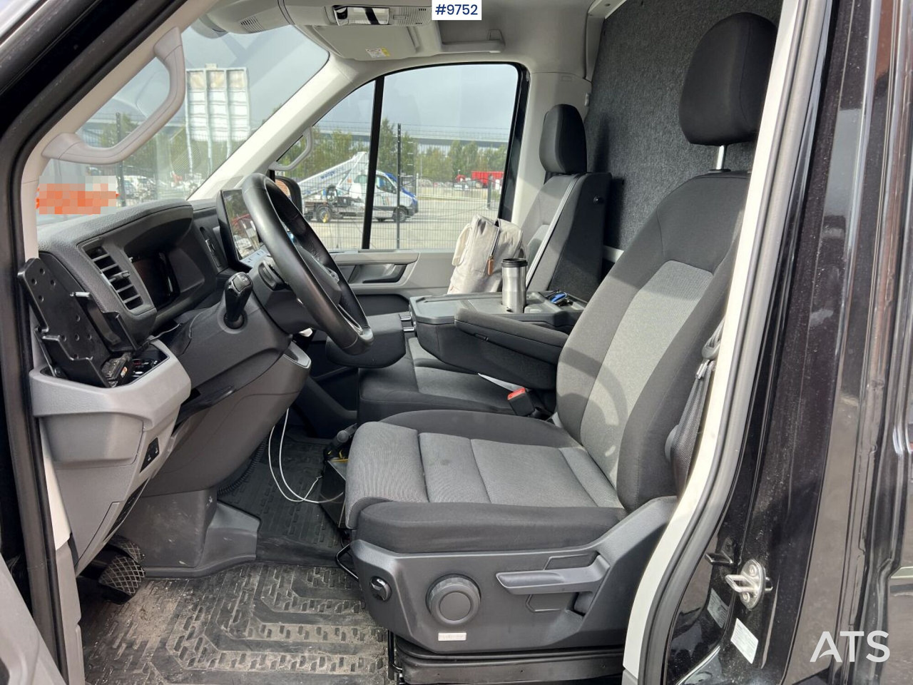 Volkswagen Crafter with tail lift - Fourgon: photos 3 Volkswagen Crafter with tail lift - Fourgon: photos 3