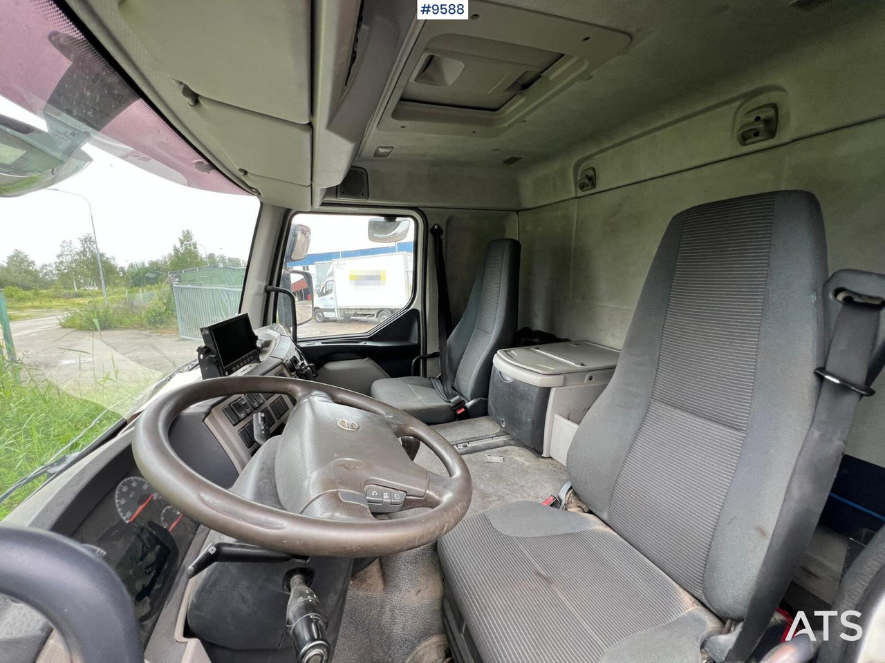 Volvo FL 280 4x2 Box Truck with loading ramps - Camion fourgon: photos 5 Volvo FL 280 4x2 Box Truck with loading ramps - Camion fourgon: photos 5