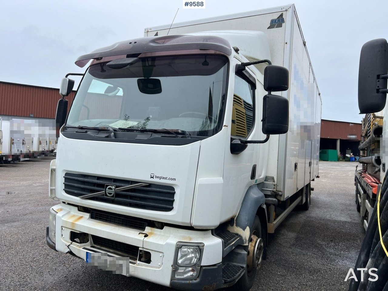 Volvo FL 280 4x2 Box Truck with loading ramps - Camion fourgon: photos 2 Volvo FL 280 4x2 Box Truck with loading ramps - Camion fourgon: photos 2