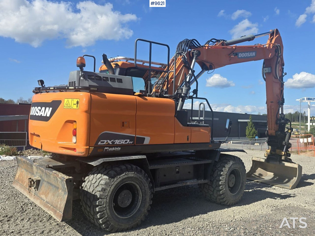 Wheeled Excavator Doosan DX160W with attachment and trailer - Pelle sur pneus: photos 4 Wheeled Excavator Doosan DX160W with attachment and trailer - Pelle sur pneus: photos 4