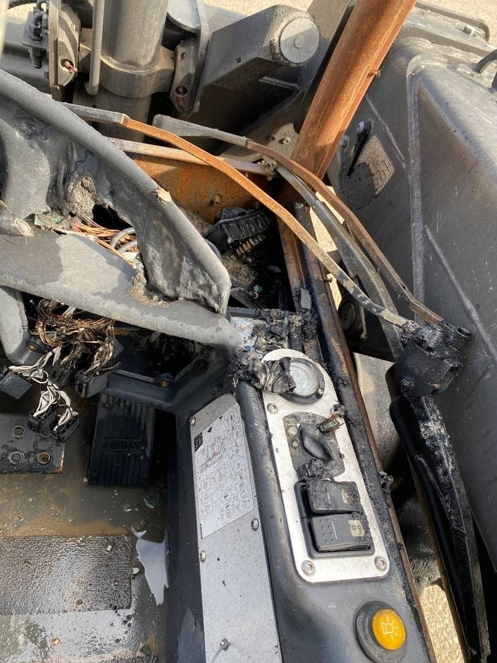 Chargeuse sur pneus télescopique Ausa T 235H /Origine Française avec Certificat CE: photos 19 Chargeuse sur pneus télescopique Ausa T 235H /Origine Française avec Certificat CE: photos 19