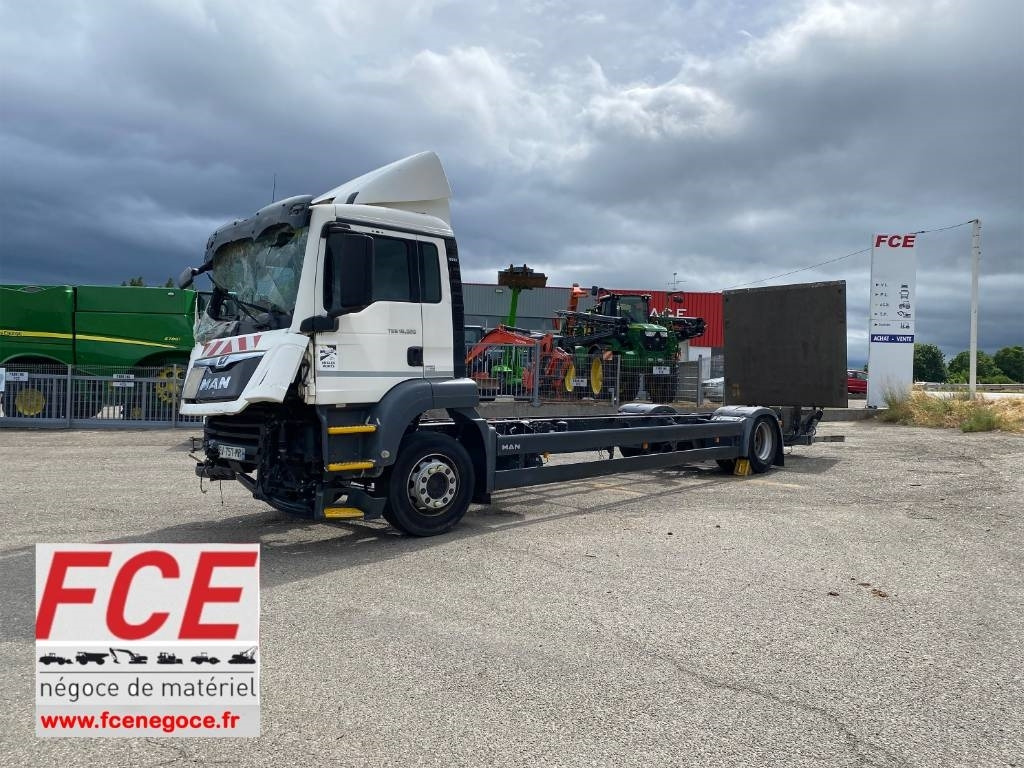 MAN TGS 18.320 *VENDU SANS MOTEUR NI BOITE DE VITESSE* - Châssis cabine: photos 1 MAN TGS 18.320 *VENDU SANS MOTEUR NI BOITE DE VITESSE* - Châssis cabine: photos 1