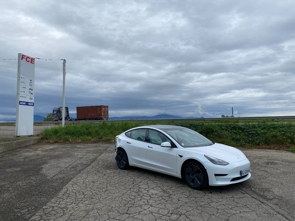Tesla MODEL 3 5YJ3 - Rwd-Carte Grise Française endommagé - Voiture: photos 3 Tesla MODEL 3 5YJ3 - Rwd-Carte Grise Française endommagé - Voiture: photos 3