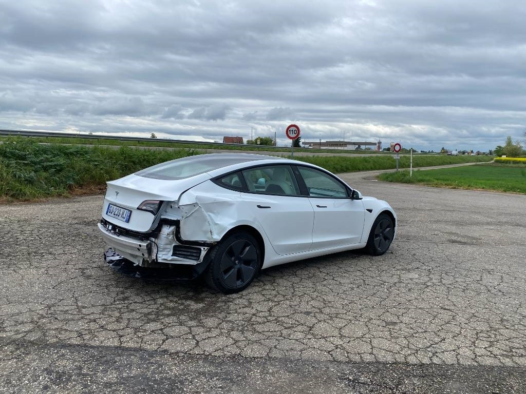 Tesla MODEL 3 5YJ3 - Rwd-Carte Grise Française endommagé - Voiture: photos 4 Tesla MODEL 3 5YJ3 - Rwd-Carte Grise Française endommagé - Voiture: photos 4