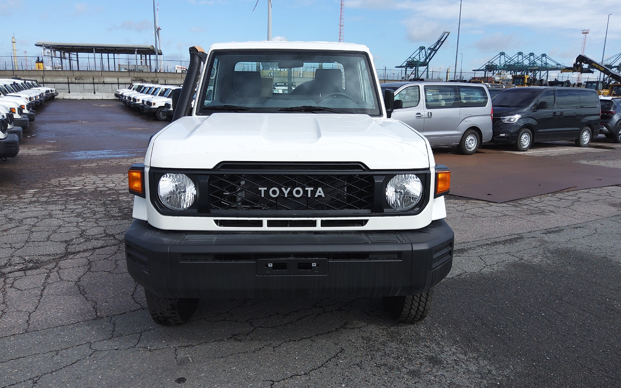 Toyota Land cruiser 79 hzj 79 single cab 4.2L Diesel Manual FACELIFT DIFF LOCK+FREEWHEEL HUB - Pick-up: photos 4 Toyota Land cruiser 79 hzj 79 single cab 4.2L Diesel Manual FACELIFT DIFF LOCK+FREEWHEEL HUB - Pick-up: photos 4