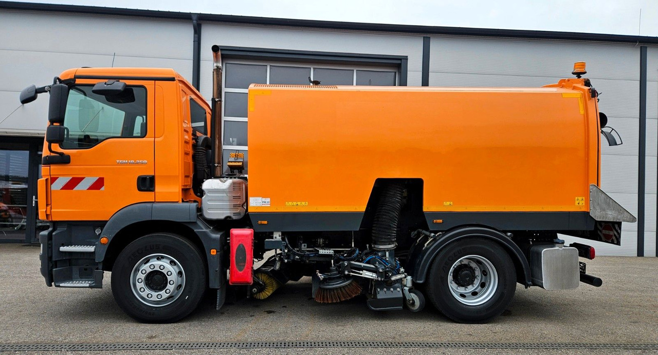 MAN TGM 18.250 Euro6 BROCK SL200 L+R Aufbaumotor - Balayeuse de voirie: photos 2 MAN TGM 18.250 Euro6 BROCK SL200 L+R Aufbaumotor - Balayeuse de voirie: photos 2