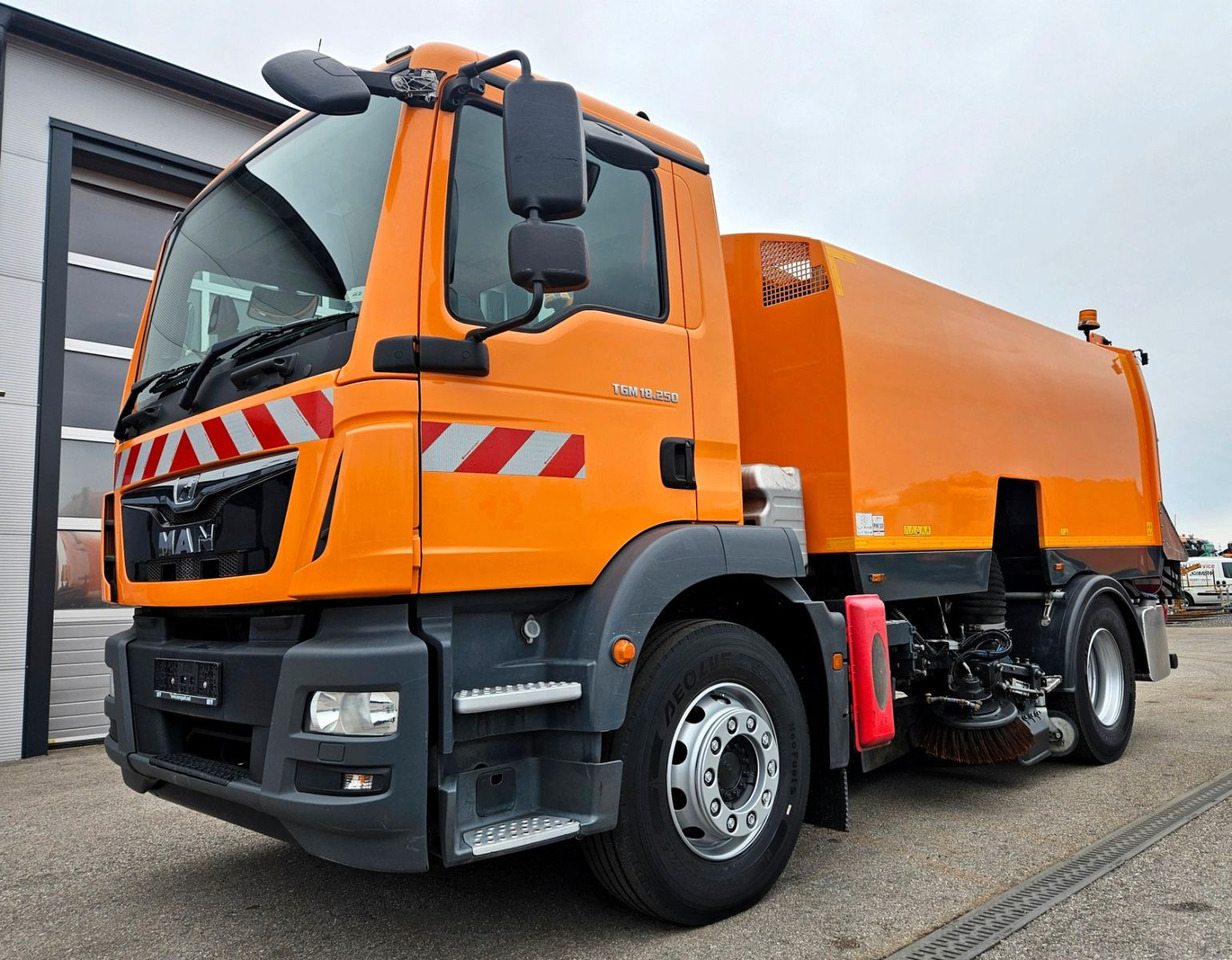 MAN TGM 18.250 Euro6 BROCK SL200 L+R Aufbaumotor - Balayeuse de voirie: photos 1 MAN TGM 18.250 Euro6 BROCK SL200 L+R Aufbaumotor - Balayeuse de voirie: photos 1