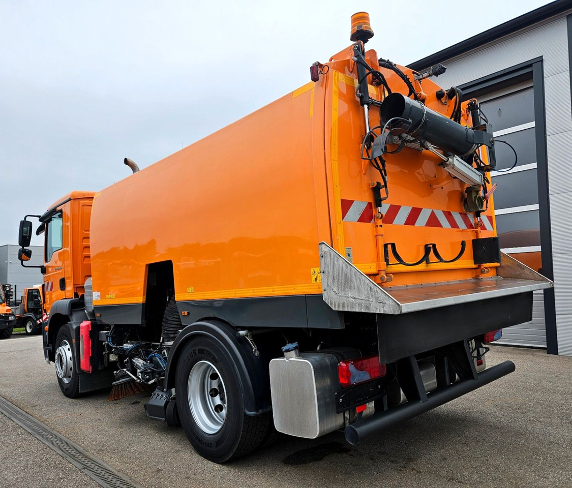 MAN TGM 18.250 Euro6 BROCK SL200 L+R Aufbaumotor - Balayeuse de voirie: photos 3 MAN TGM 18.250 Euro6 BROCK SL200 L+R Aufbaumotor - Balayeuse de voirie: photos 3