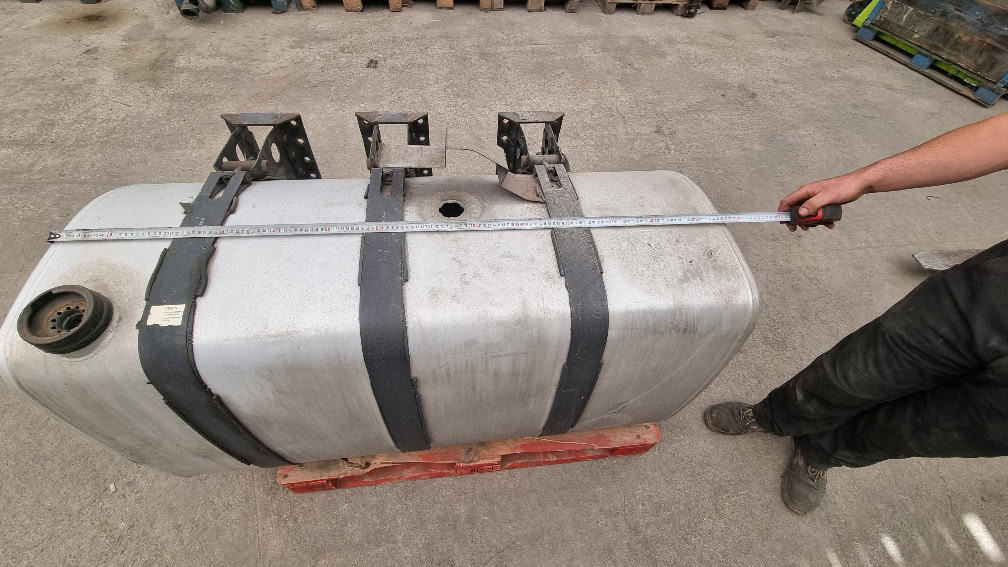 Serbatoio Volvo 570 lt - Réservoir de carburant: photos 2 Serbatoio Volvo 570 lt - Réservoir de carburant: photos 2
