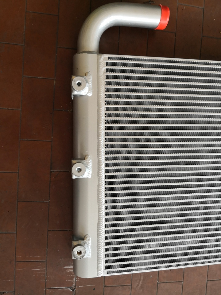HITACHI ZX 160LC3 4668376 - Radiateur d'huile pour Pelle sur chenille: photos 2 HITACHI ZX 160LC3 4668376 - Radiateur d'huile pour Pelle sur chenille: photos 2