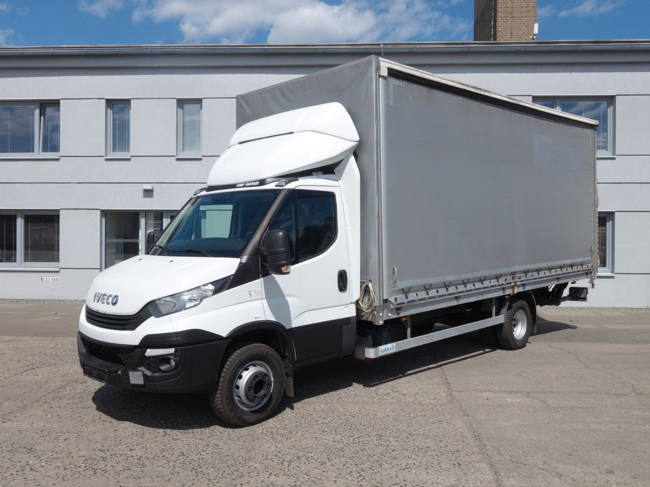 Iveco Daily 70C18 mit LBW - Véhicule utilitaire plateau baché: photos 1 Iveco Daily 70C18 mit LBW - Véhicule utilitaire plateau baché: photos 1