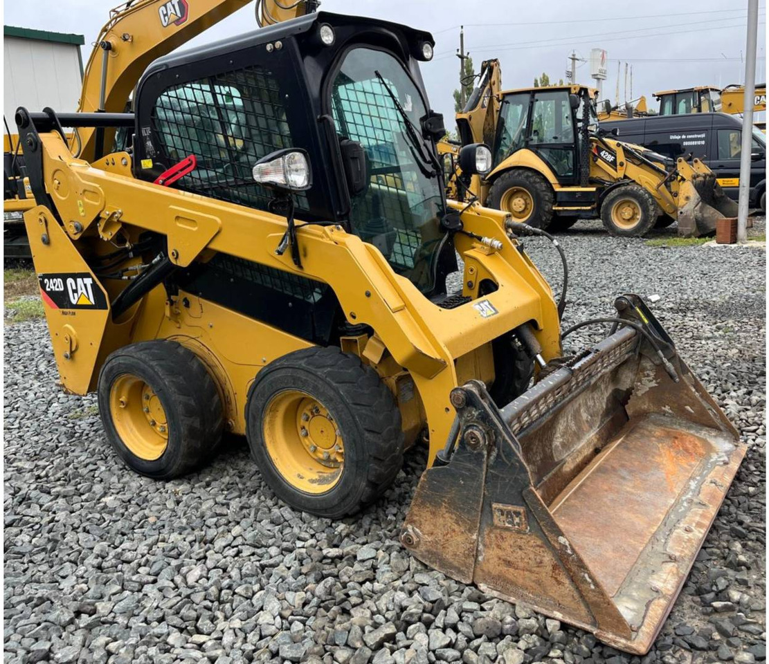 CAT 242D - Mini chargeuse: photos 2 CAT 242D - Mini chargeuse: photos 2