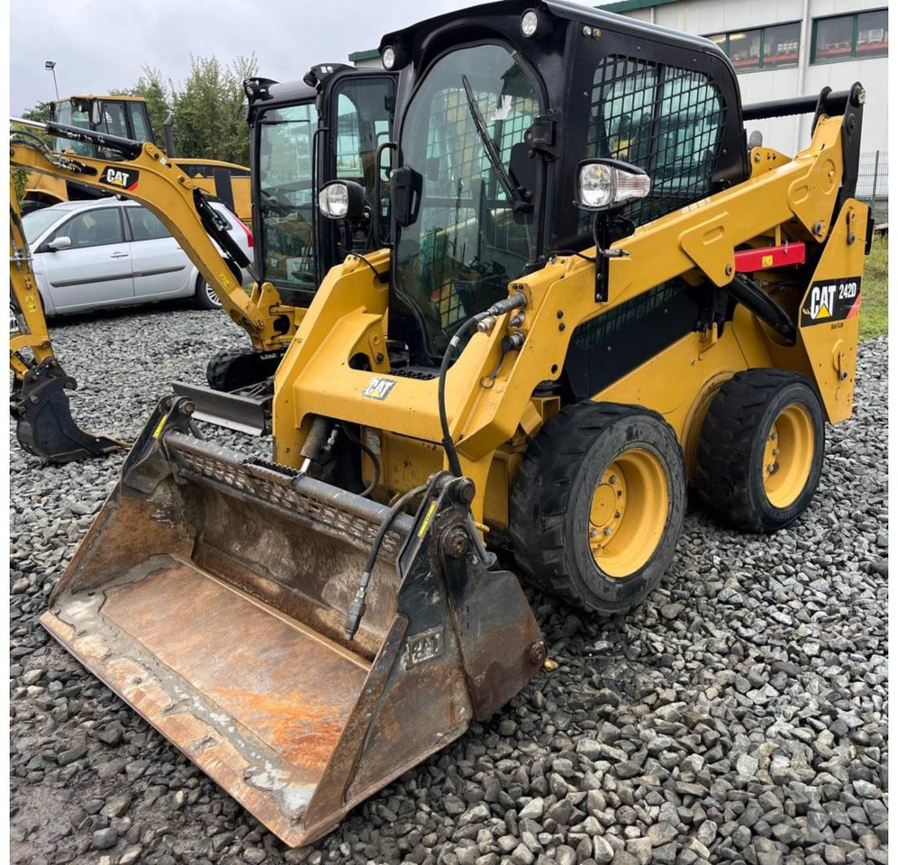 CAT 242D - Mini chargeuse: photos 1 CAT 242D - Mini chargeuse: photos 1