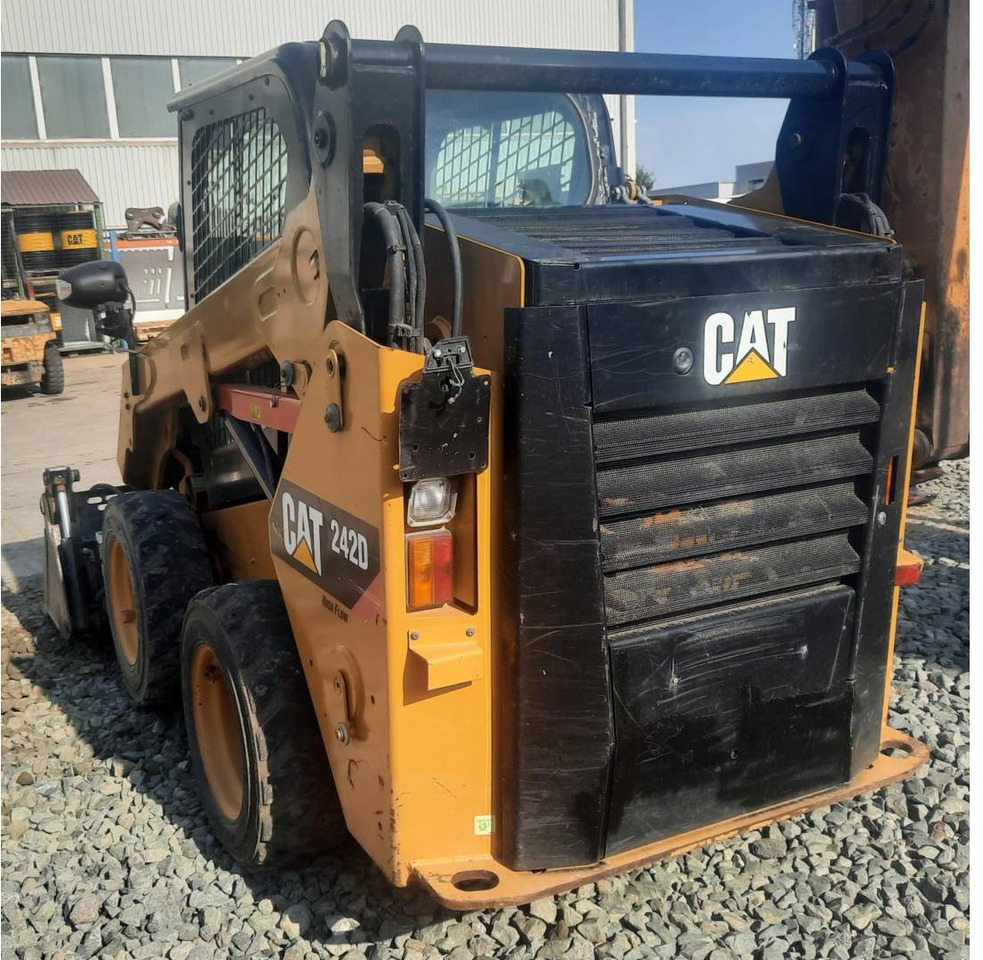 CAT 242D - Mini chargeuse: photos 4 CAT 242D - Mini chargeuse: photos 4