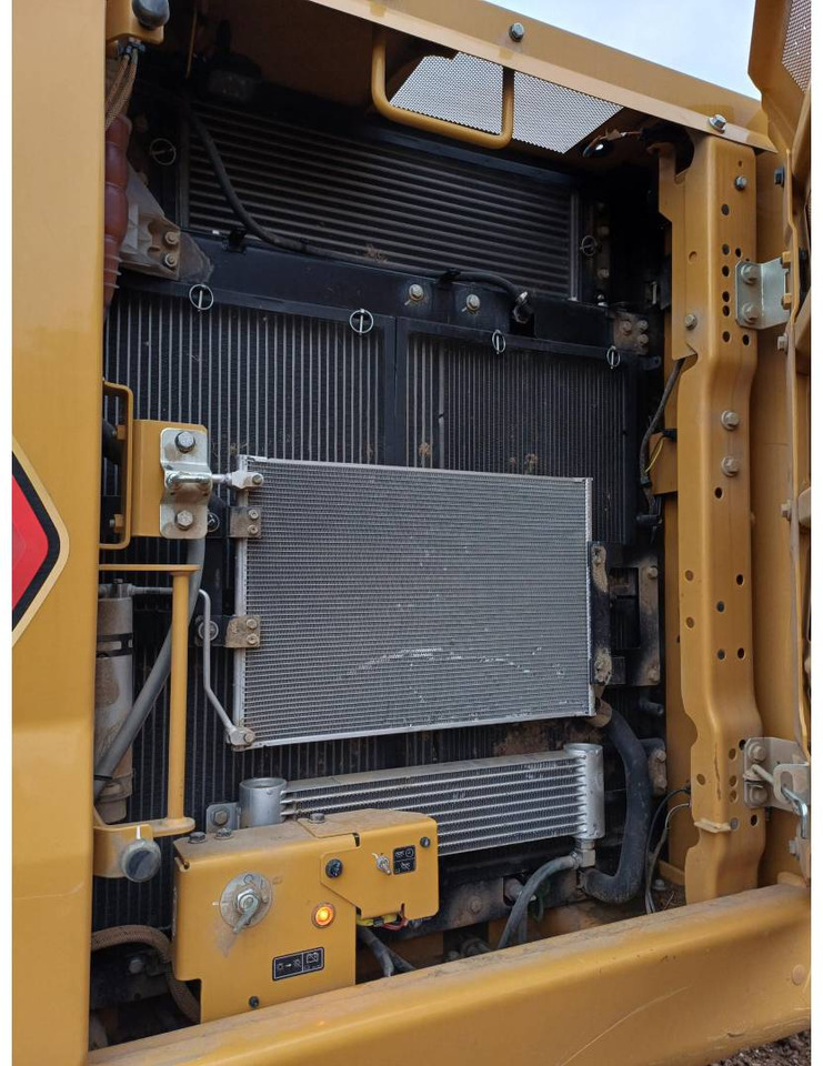 Pelle sur chenille CAT 323-07: photos 13