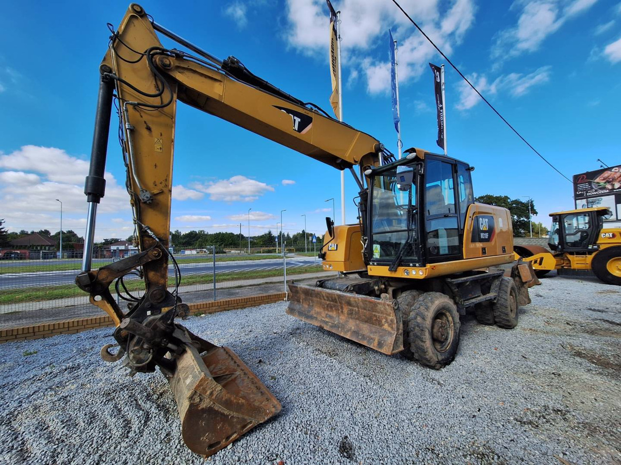 CAT M318F - Pelle sur pneus: photos 1 CAT M318F - Pelle sur pneus: photos 1