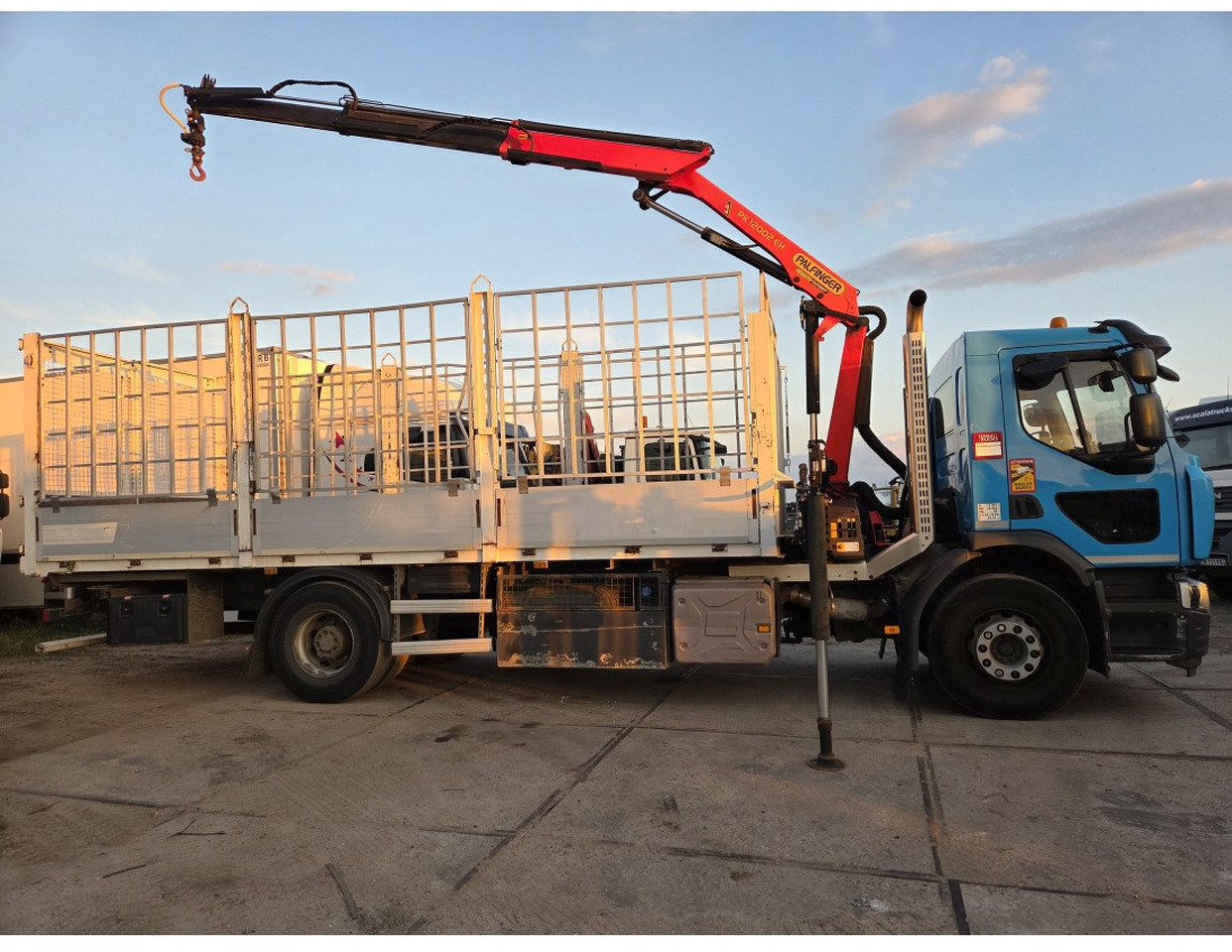 Renault C 280 4X2 Palfinger PK12002 EH Kran Crane Remote Control Automat flatbed truck - Camion plateau, Camion grue: photos 3 Renault C 280 4X2 Palfinger PK12002 EH Kran Crane Remote Control Automat flatbed truck - Camion plateau, Camion grue: photos 3