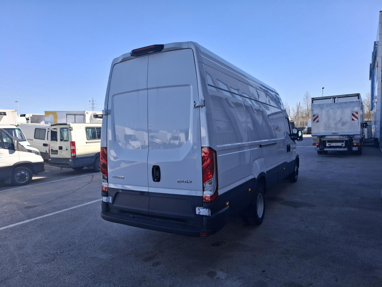 IVECO Daily 35C18H V - Transport de personnes: photos 4 IVECO Daily 35C18H V - Transport de personnes: photos 4