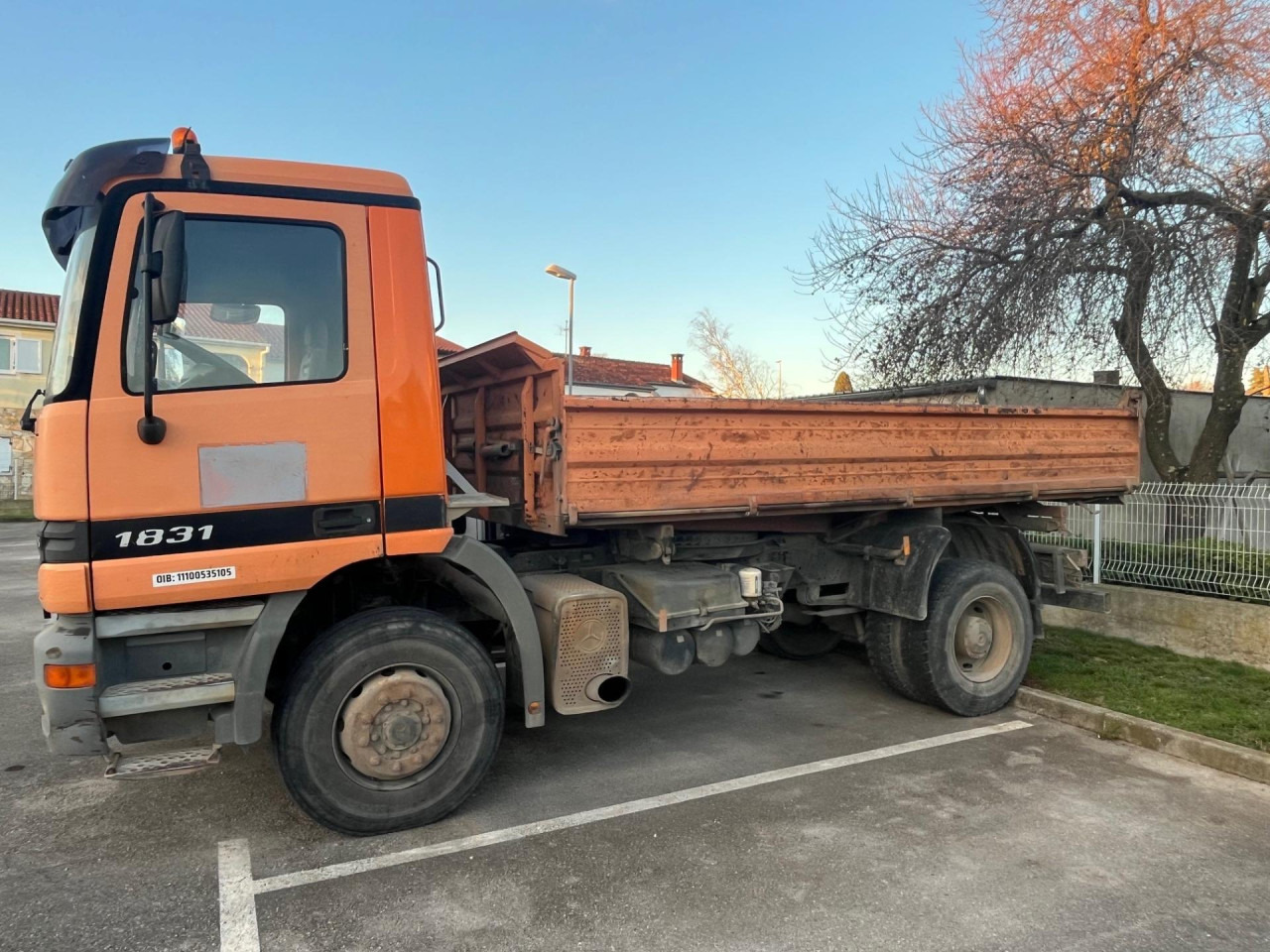 MERCEDES-BENZ Actros 1831 K - Camion benne: photos 2 MERCEDES-BENZ Actros 1831 K - Camion benne: photos 2