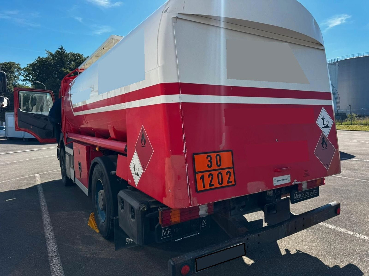 Mercedes-Benz Axor 1833, ADR, E4, 2 Kammern 1. 5000L 2. 7000L - Camion citerne: photos 4 Mercedes-Benz Axor 1833, ADR, E4, 2 Kammern 1. 5000L 2. 7000L - Camion citerne: photos 4