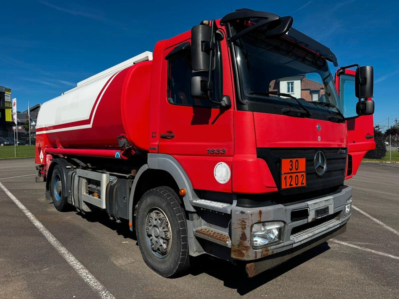 Mercedes-Benz Axor 1833, ADR, E4, 2 Kammern 1. 5000L 2. 7000L - Camion citerne: photos 1 Mercedes-Benz Axor 1833, ADR, E4, 2 Kammern 1. 5000L 2. 7000L - Camion citerne: photos 1