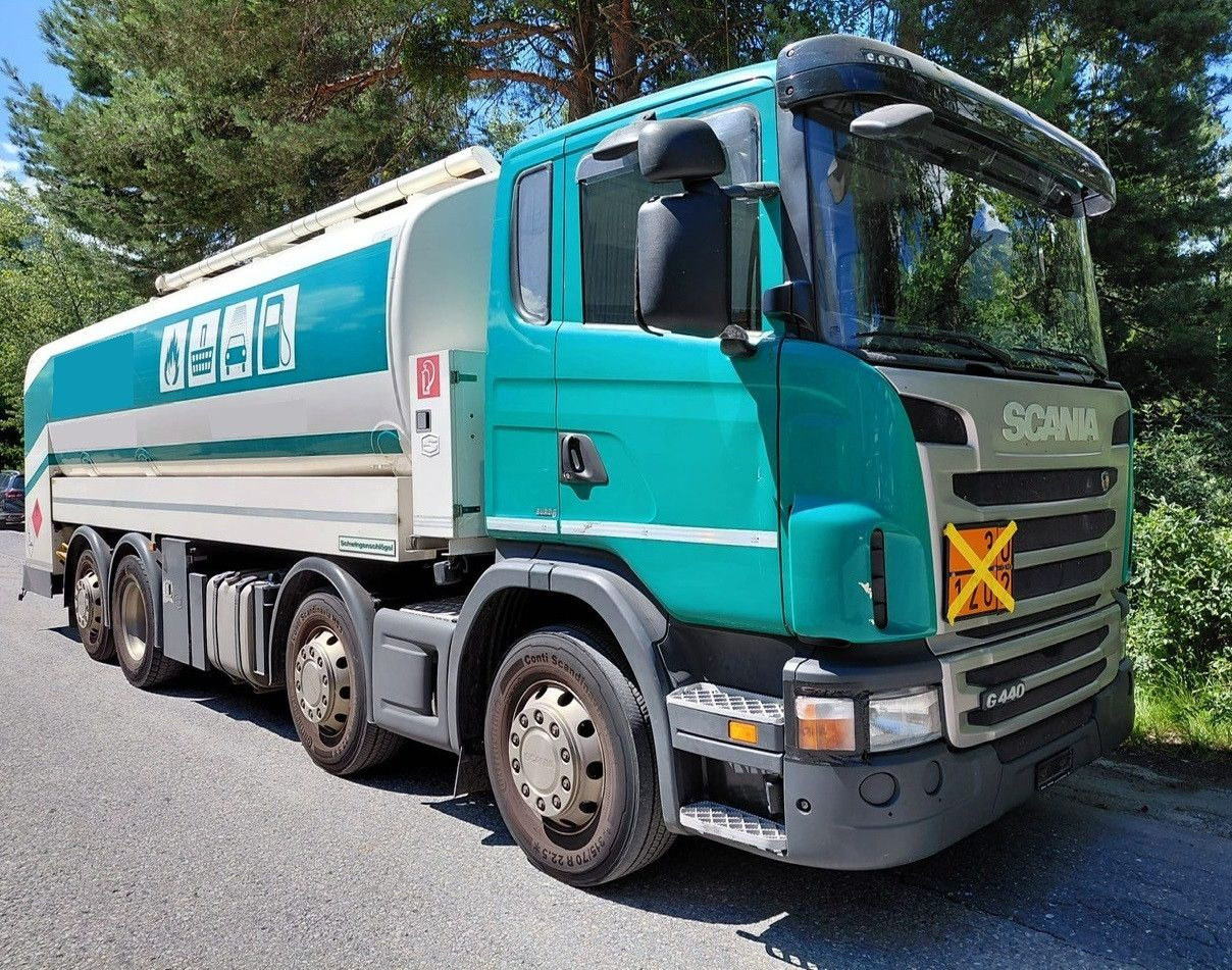 Scania G440 8x2, E5, Schwingenschloegel, 2 Kammern, ADR - Camion citerne: photos 1 Scania G440 8x2, E5, Schwingenschloegel, 2 Kammern, ADR - Camion citerne: photos 1