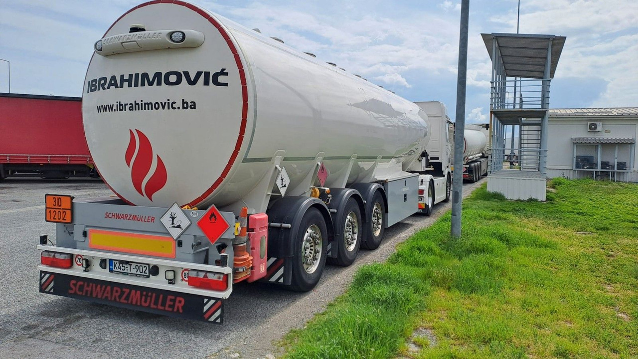 Schwarzmüller 4 Kammern, ADR, Treibstoff Fuel - Semi-remorque citerne: photos 1 Schwarzmüller 4 Kammern, ADR, Treibstoff Fuel - Semi-remorque citerne: photos 1