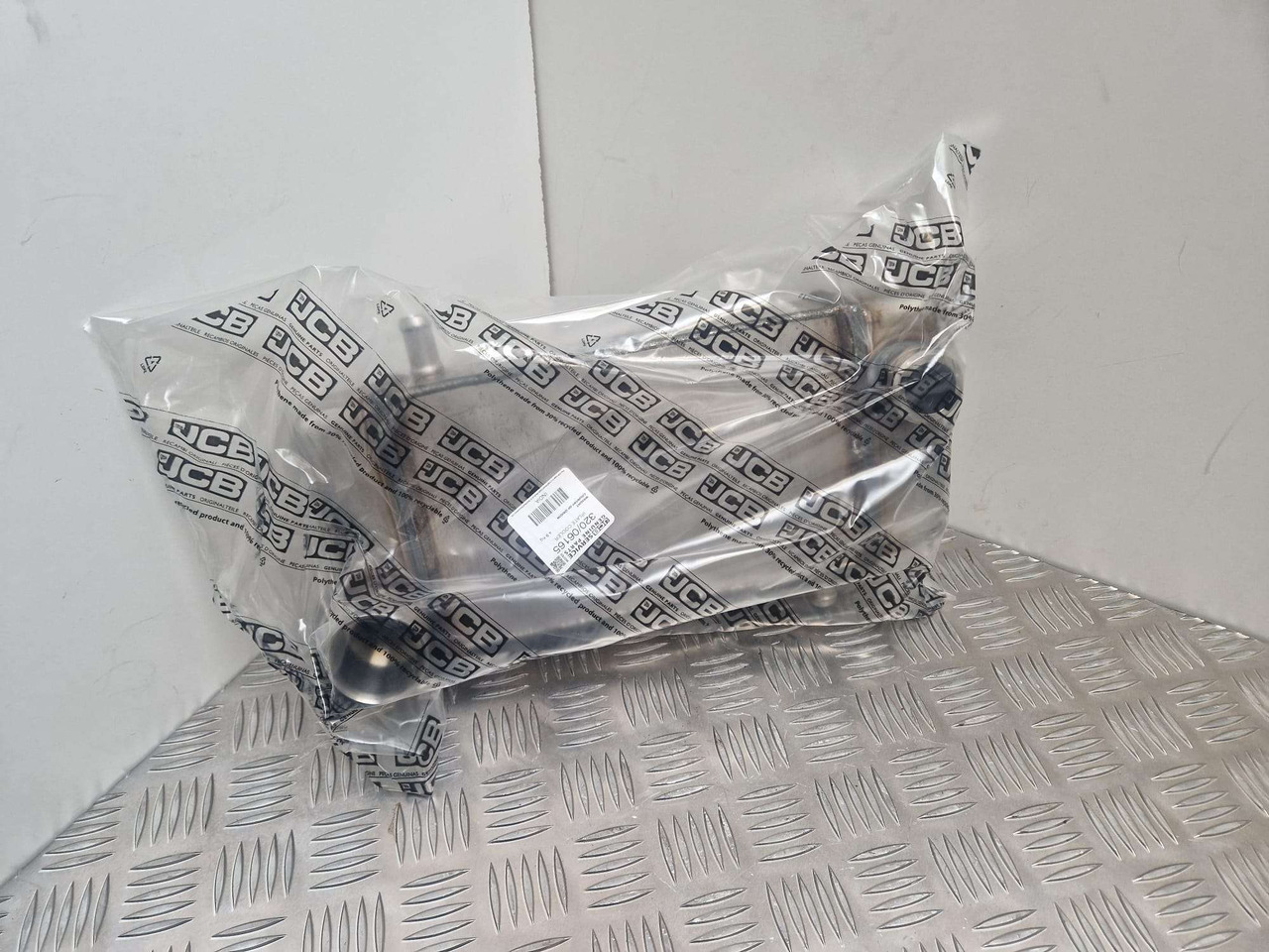 EGR Cooler JCB 320/06165 NEW T4 EGR cooler - Moteur et pièces pour Engins de chantier: photos 3 EGR Cooler JCB 320/06165 NEW T4 EGR cooler - Moteur et pièces pour Engins de chantier: photos 3