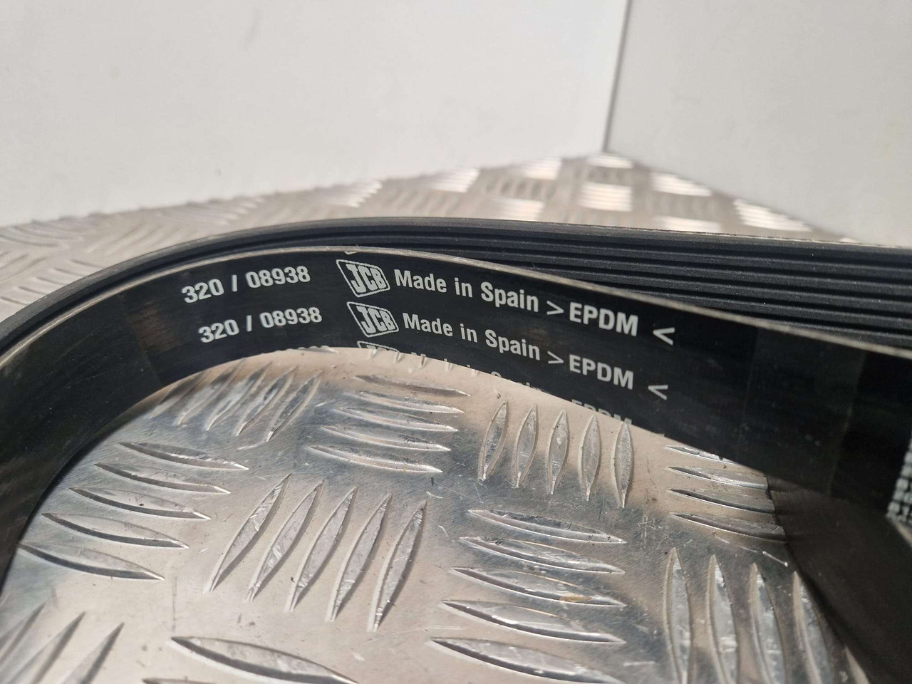 JCB 320/08939 drive belt 2139mm Genuine - Moteur et pièces pour Engins de chantier: photos 2 JCB 320/08939 drive belt 2139mm Genuine - Moteur et pièces pour Engins de chantier: photos 2