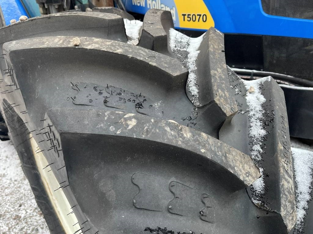 New Holland T 5070 Dismantled. Only spare parts - Tracteur agricole: photos 3 New Holland T 5070 Dismantled. Only spare parts - Tracteur agricole: photos 3
