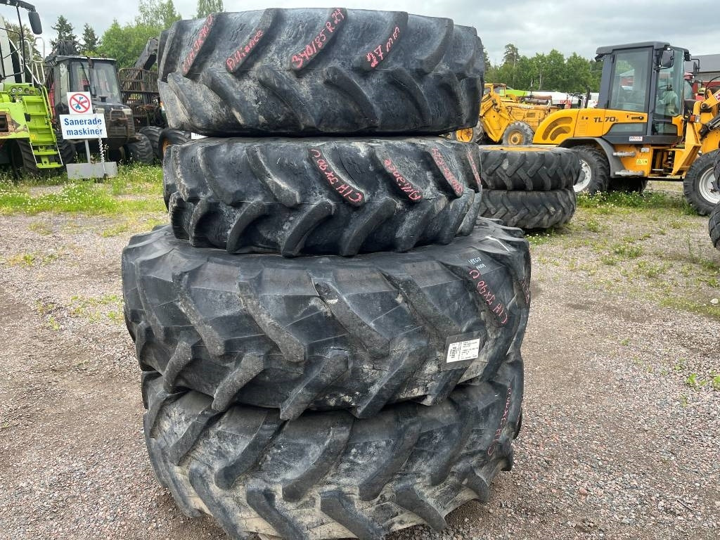 Pirelli 420/85R34 340/85R24 till Case JX 90U - Pneu pour Machine agricole: photos 1 Pirelli 420/85R34 340/85R24 till Case JX 90U - Pneu pour Machine agricole: photos 1