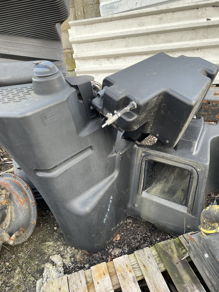 Claas Arion 610 620 630 640 650 - zbiornik paliwa bak 0021983240 - Réservoir de carburant pour Tracteur agricole: photos 1 Claas Arion 610 620 630 640 650 - zbiornik paliwa bak 0021983240 - Réservoir de carburant pour Tracteur agricole: photos 1